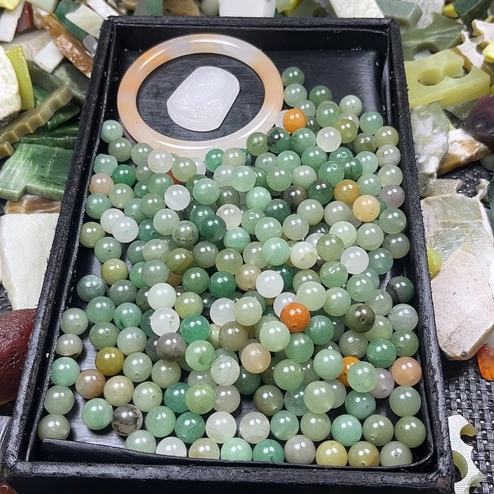 和田玉未镶嵌颈饰美***姐