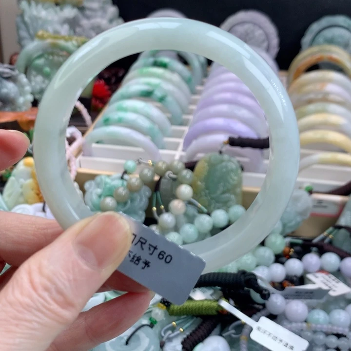 翡翠手镯未镶嵌吊坠