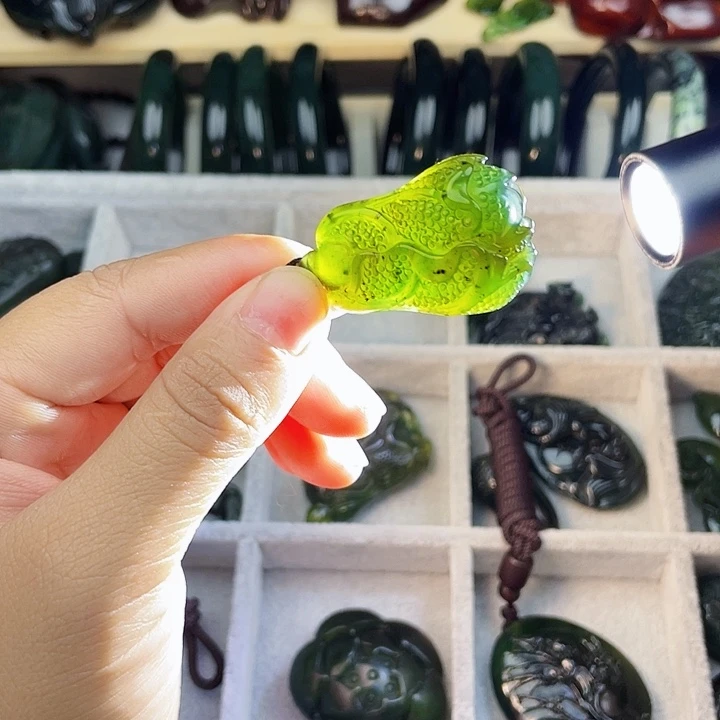 蛇纹石玉未镶嵌挂件泰山玉百财