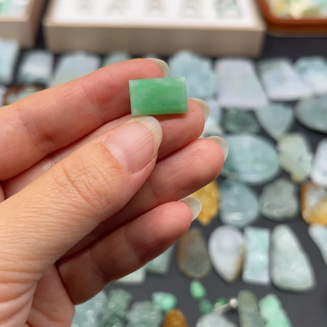 凯***琳翡翠未镶嵌颈饰马鞍