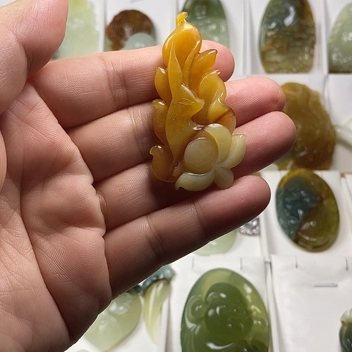 蛇纹石玉未镶嵌颈饰