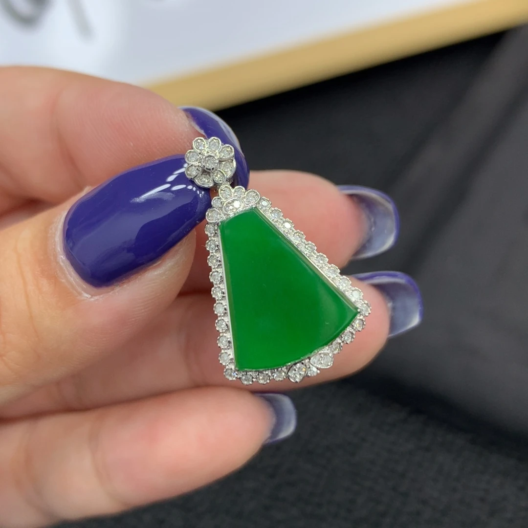 翡翠18K金镶嵌颈饰无事牌