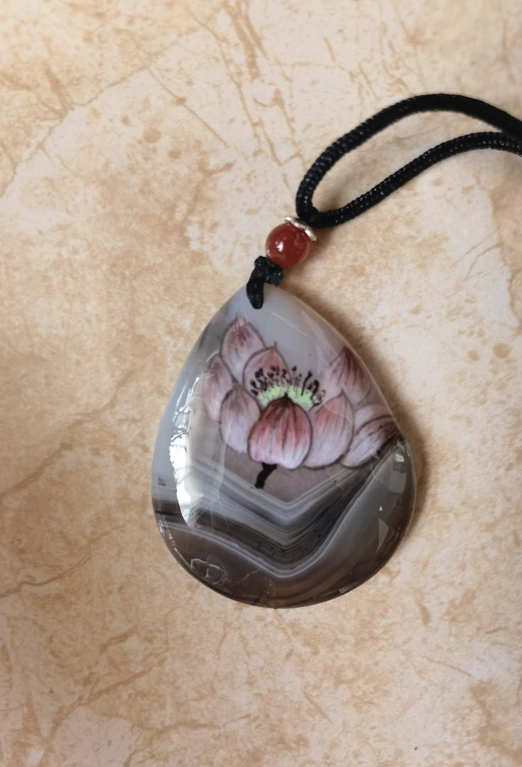 丙烯颜料手绘挂件，可做毛衣链、汉服配饰，尺寸5*4*0.2厘米