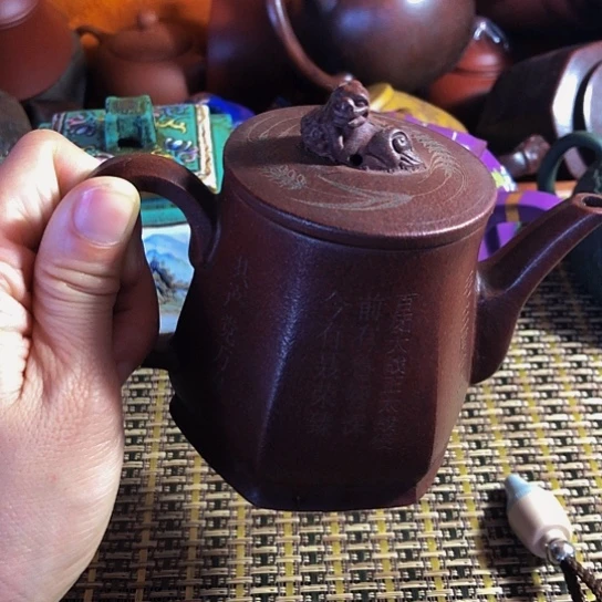 紫砂茶壶原矿泥料手工制作的紫砂壶。