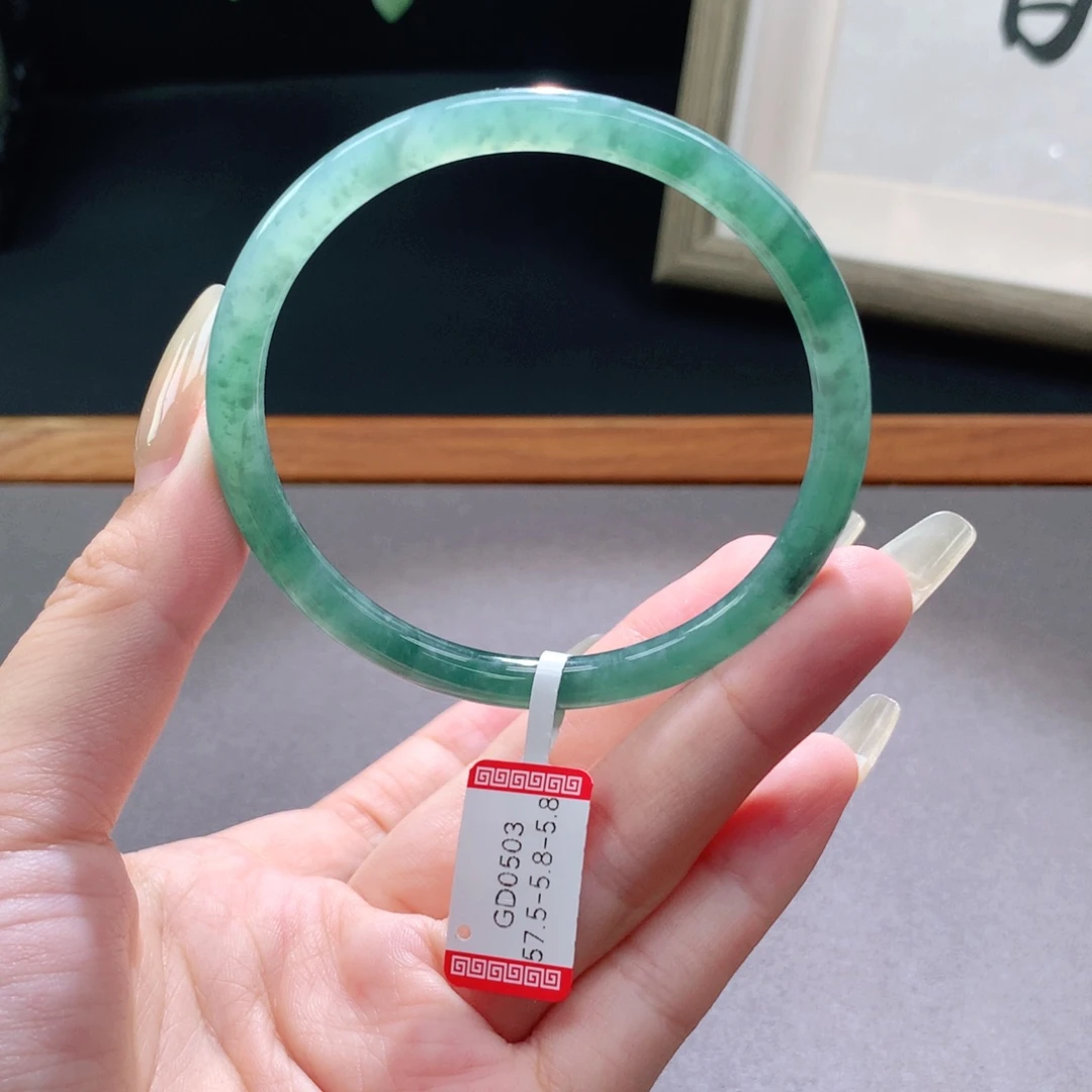 翡翠手镯未镶嵌天然翡翠手镯