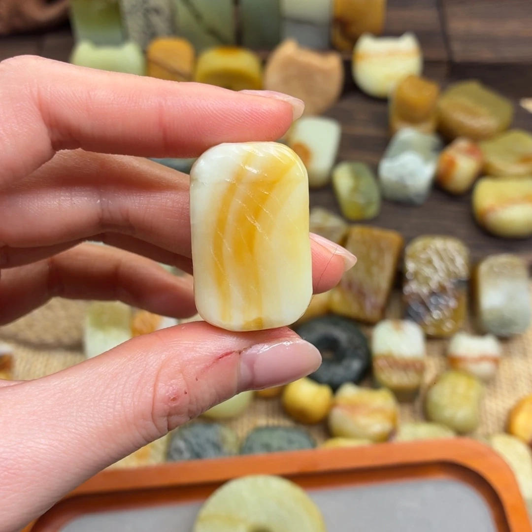 裴***永蛇纹石玉未镶嵌颈饰