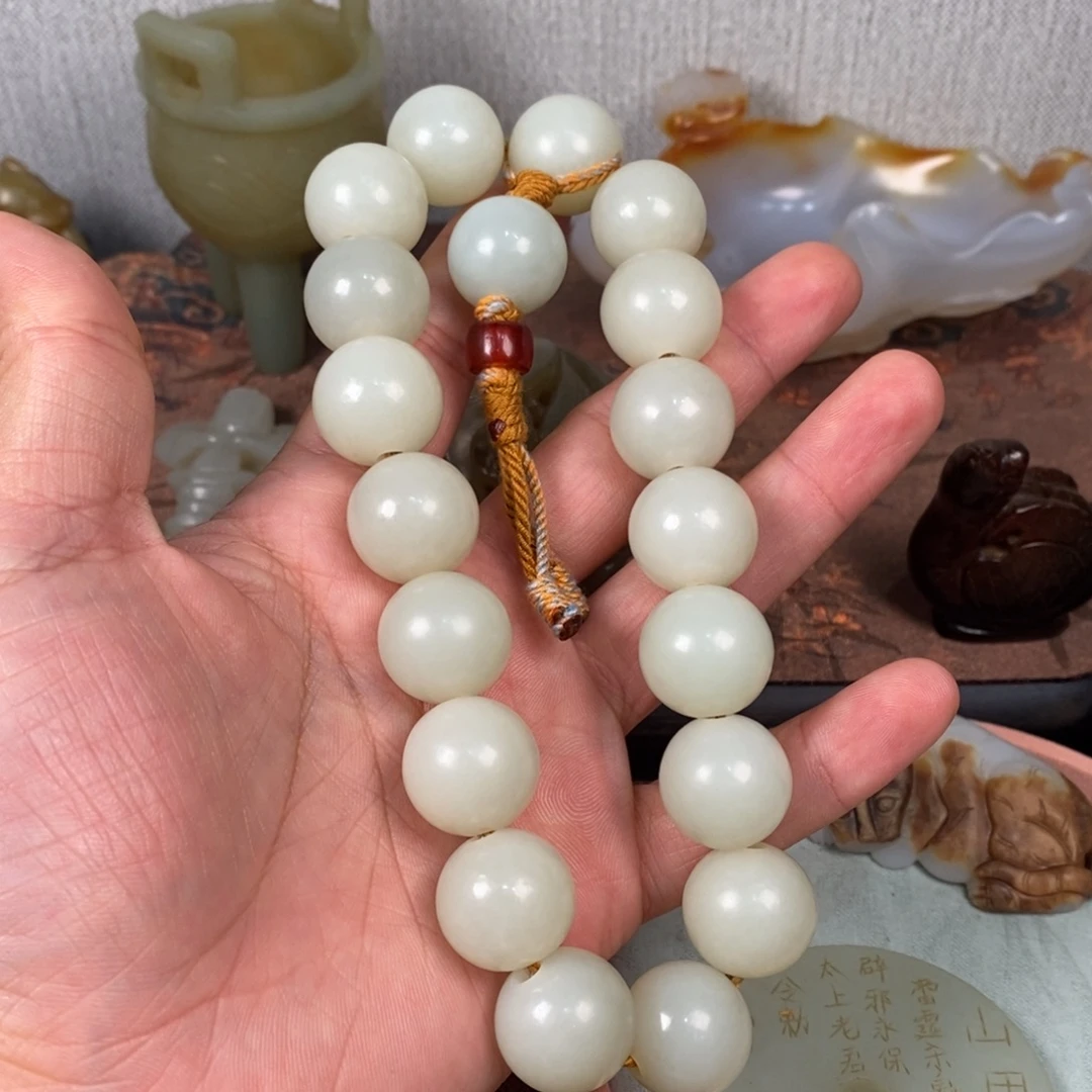 一***行非常精美的脖挂件