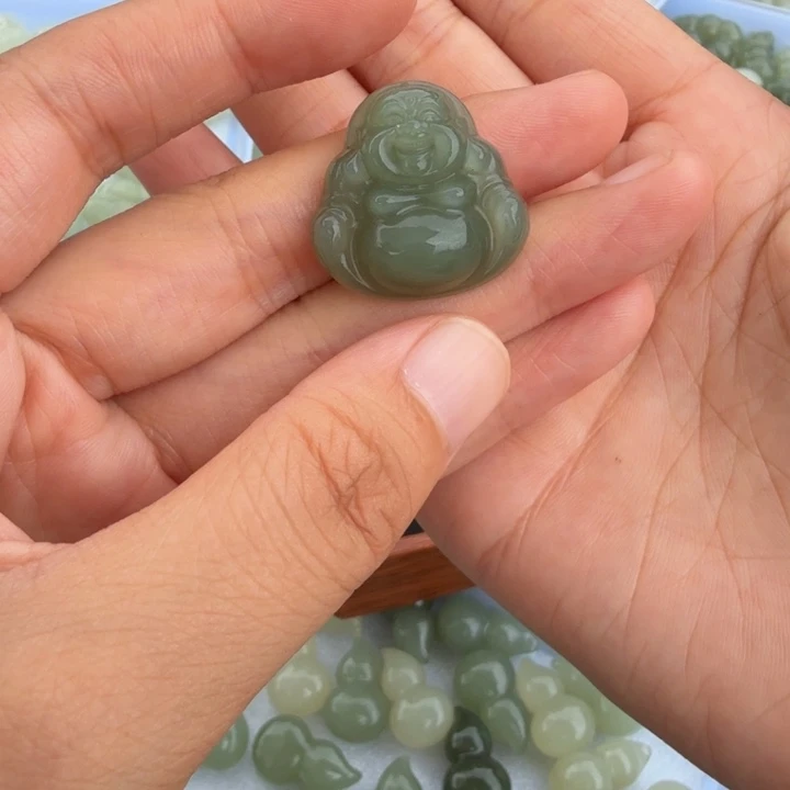 丽***儿和田玉未镶嵌颈饰丽