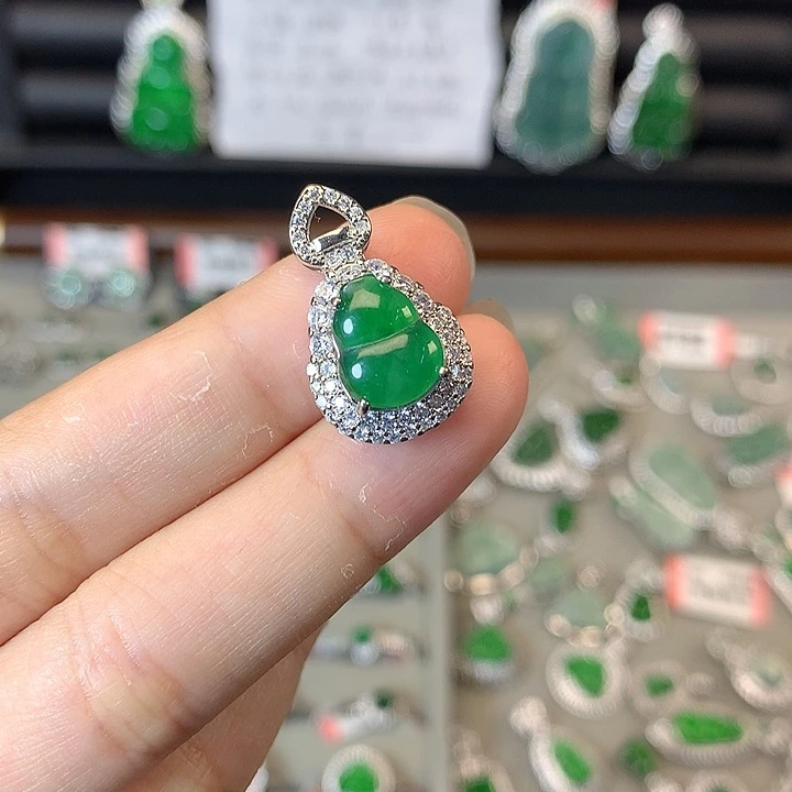 翡翠未镶嵌颈饰吊坠