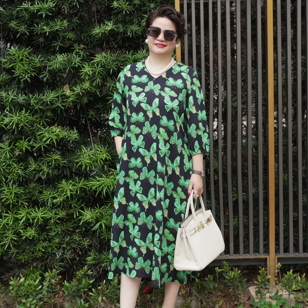 2025年春夏新款时尚宽松V领碧蝶绮梦印花中袖显瘦大码连衣裙0386