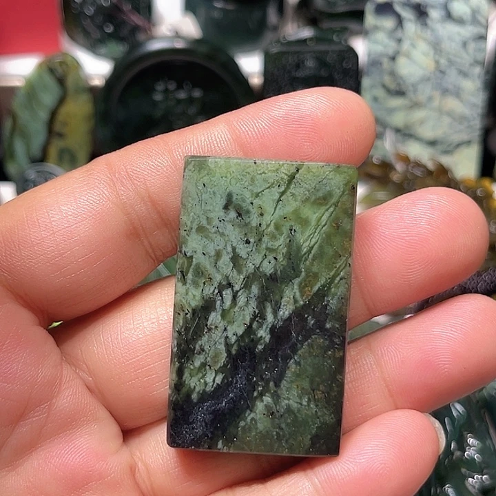 蛇纹石玉未镶嵌颈饰