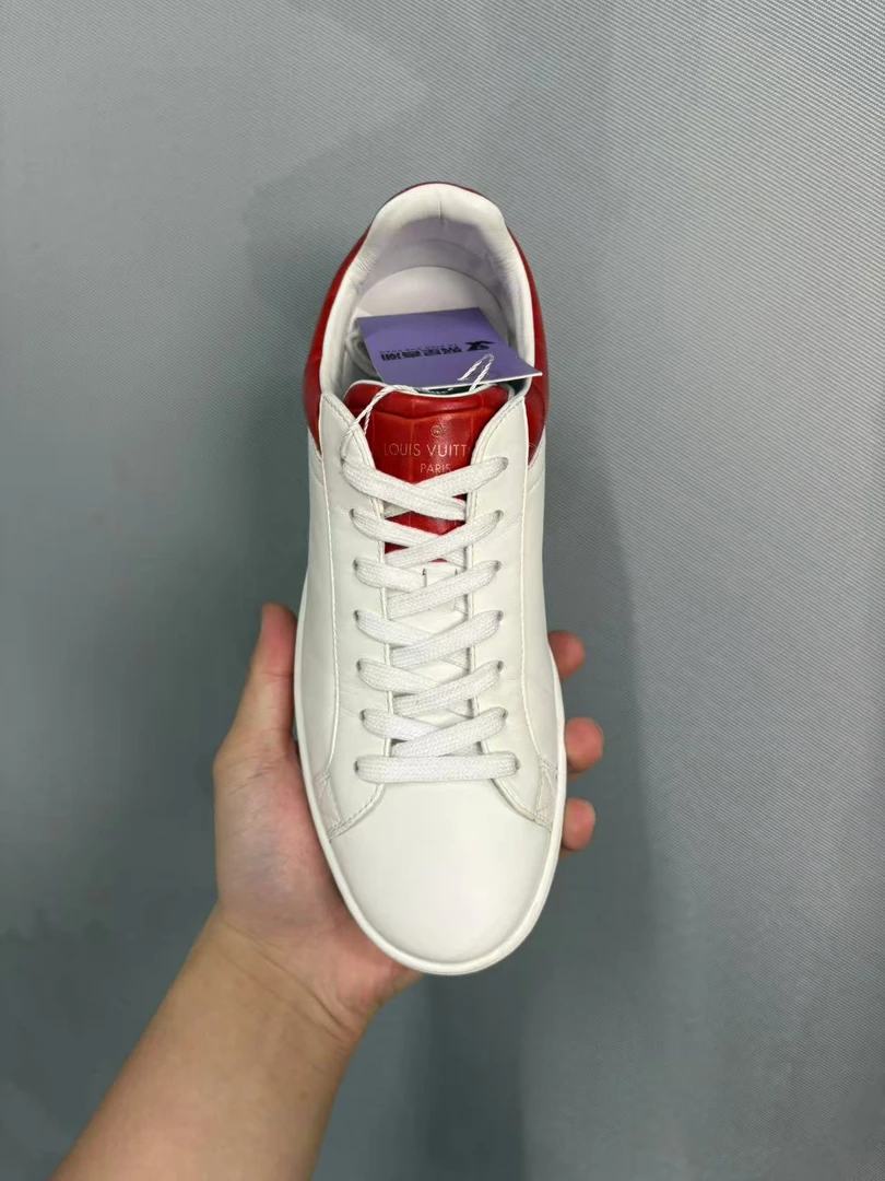 95新 LouisVuitton/路易威登 白色红尾板鞋40码男士ZZG59