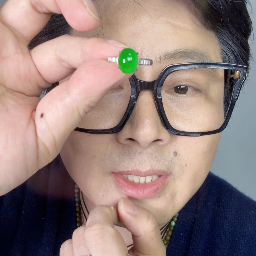翡翠未镶嵌颈饰一件
