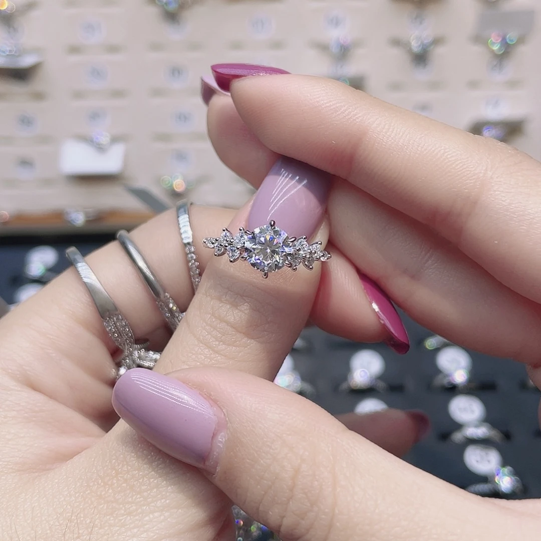 莫桑石非金属圈18.5。 柏林情书2克拉