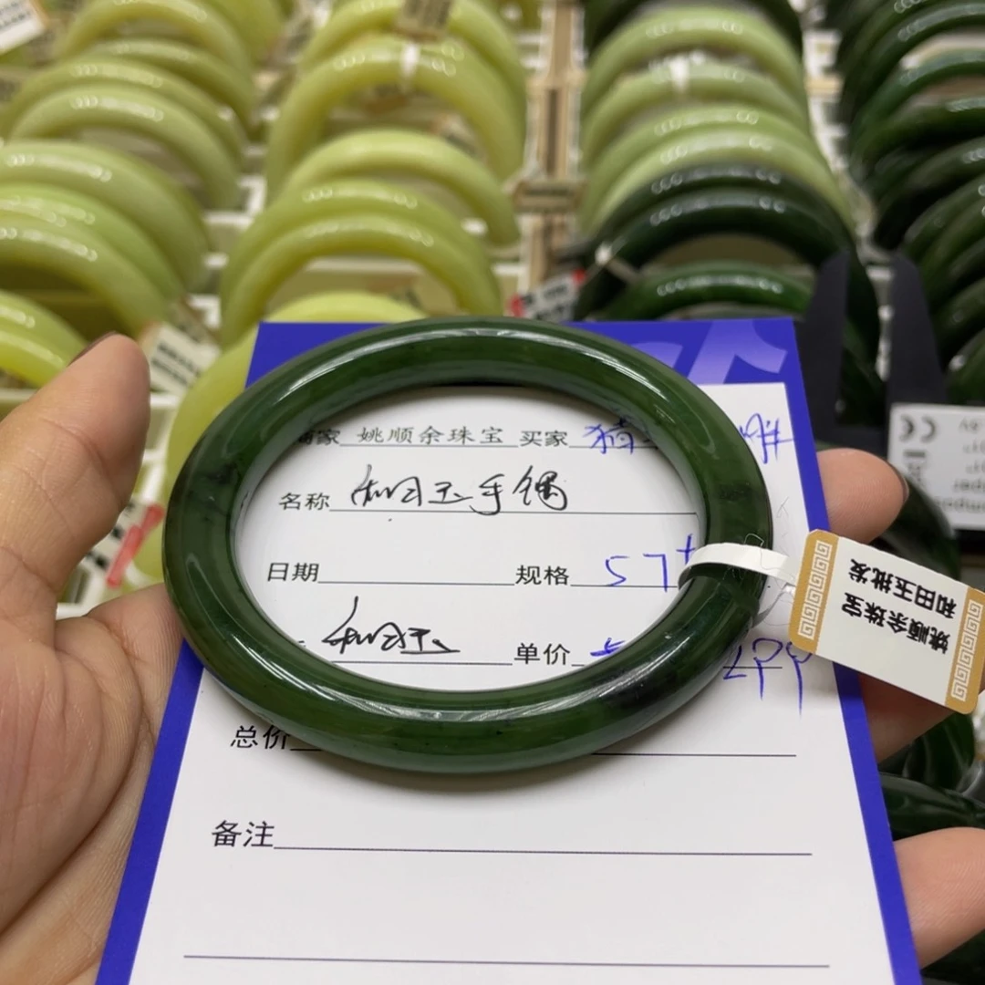 未镶嵌手镯和田玉猪***?