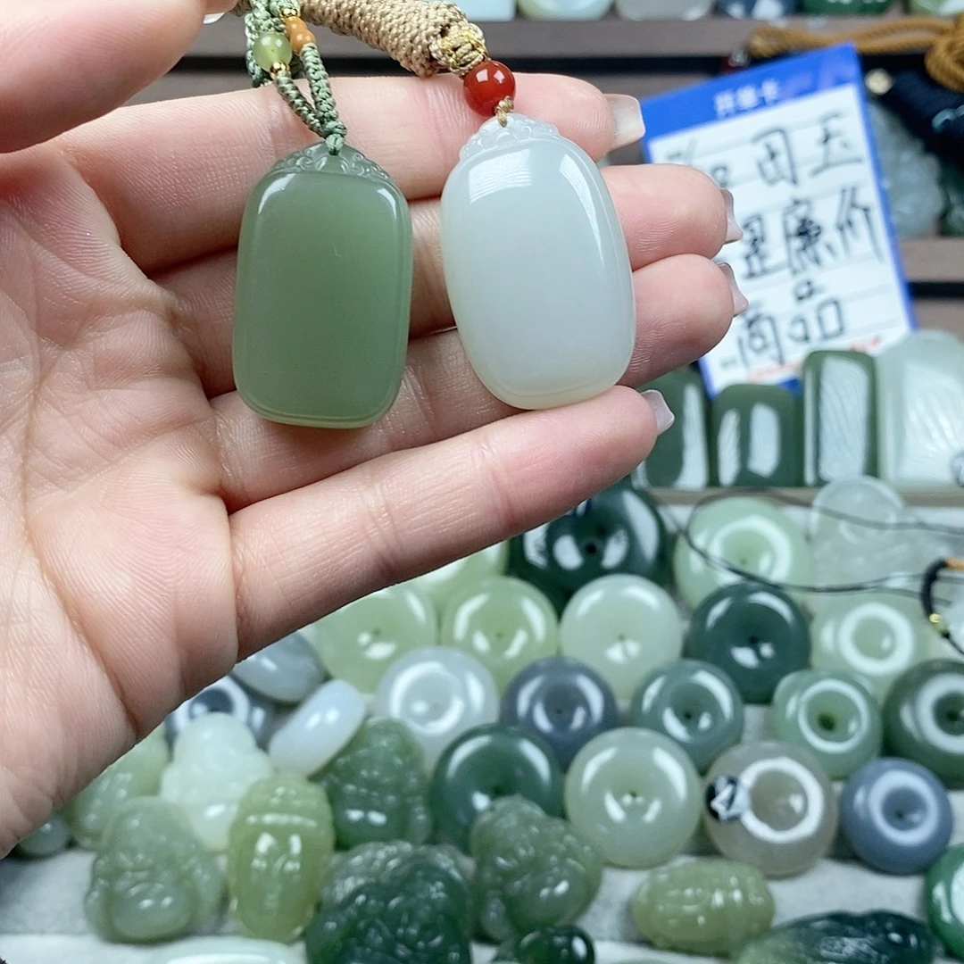 和田玉未镶嵌颈饰无事牌