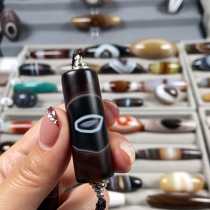 鸿***岗玛瑙/玉髓未镶嵌颈饰