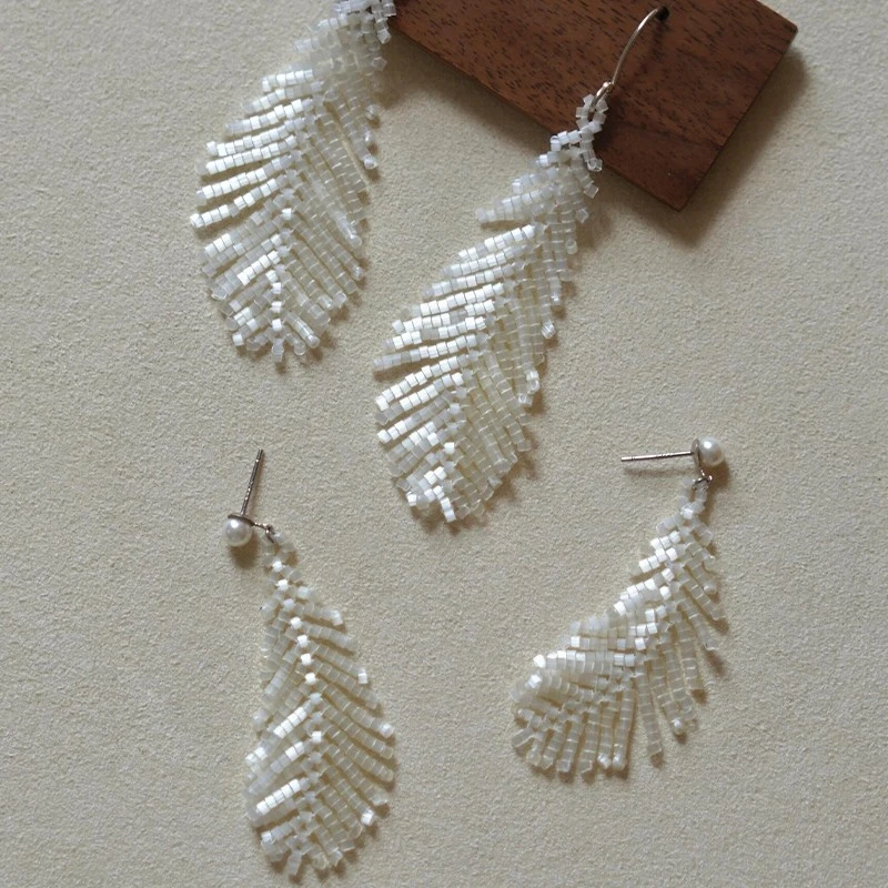 铜合金耳饰 新中式白色羽毛米珠耳钉清冷感独特复古绝美流苏耳饰
