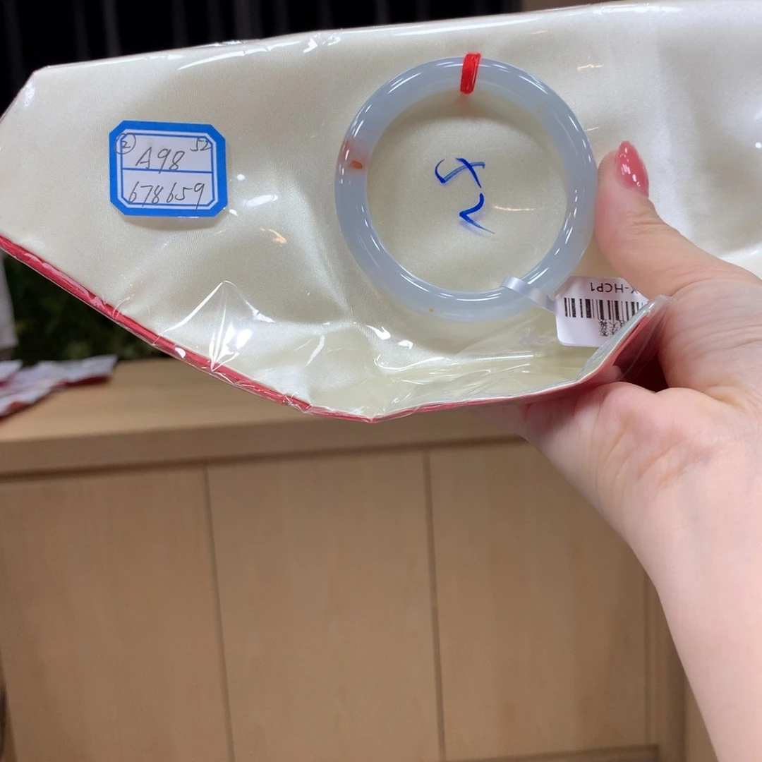 翡翠手镯未镶嵌不退不换