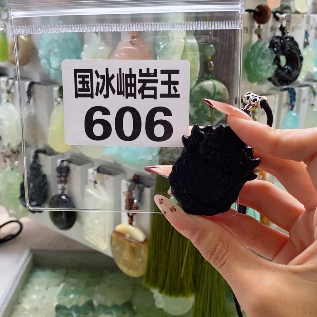 南***之蛇纹石玉未镶嵌颈饰