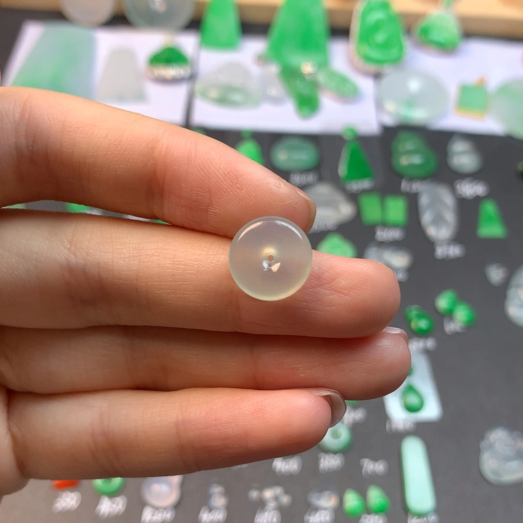 翡翠未镶嵌颈饰平安扣