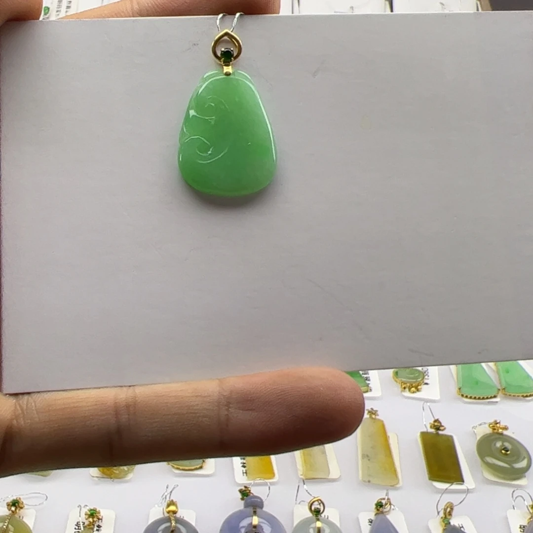 翡翠18K金镶嵌颈饰
