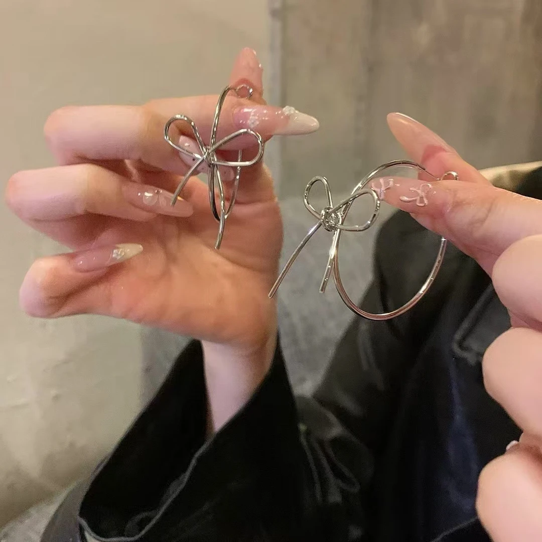 铁合金耳饰 冷淡风蝴蝶结金属耳圈女新款高级感独特小众夸张耳饰