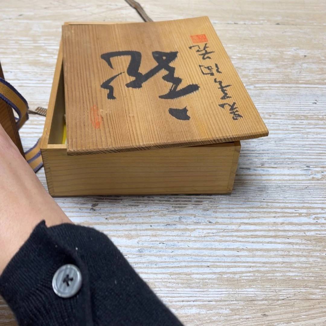 瓷片料****厨密密麻麻地排列着一个