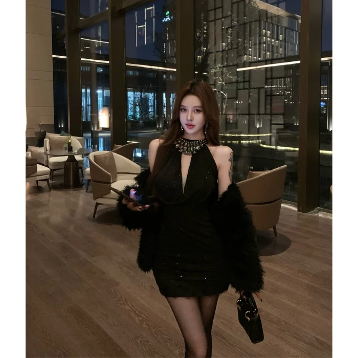 重工镶钻黑色挂脖连衣裙女春季修身收腰礼服短裙纯欲露背包臀裙子