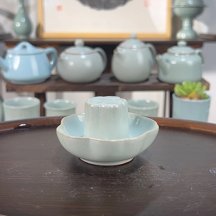 卵青盖置。 开片。