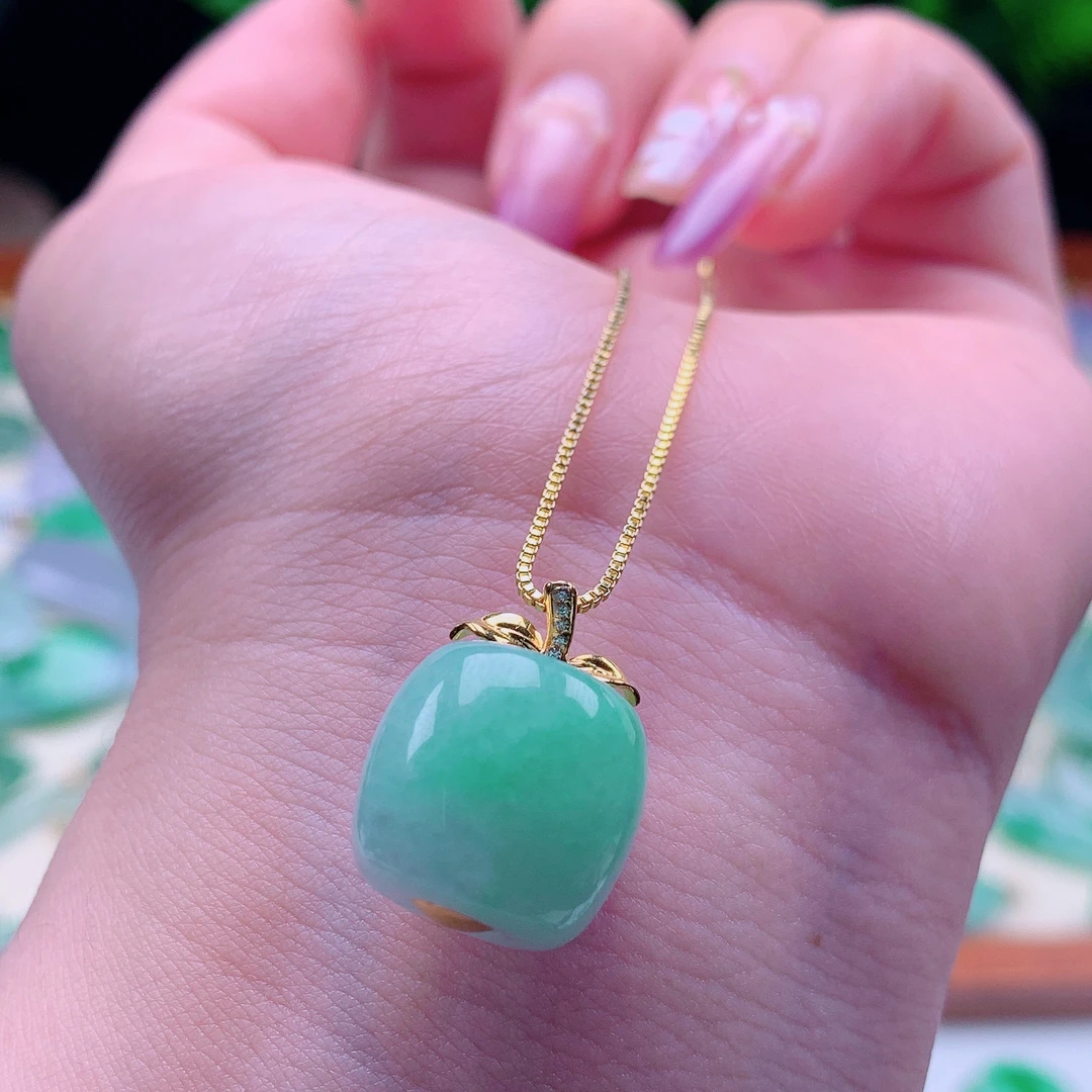 天然缅甸翡翠18K镶嵌苹果吊坠、694尺寸13.4x14.6