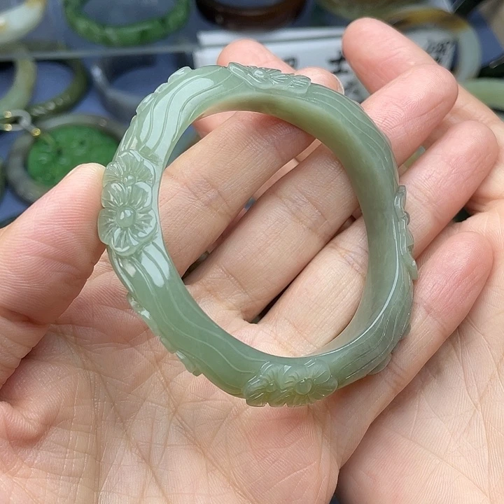 未镶嵌手镯和田玉（青白玉）55.8mm梅花镯