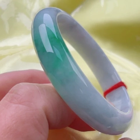 翡翠手镯未镶嵌正60有微微白线