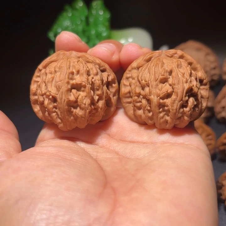 文玩核桃吊坠文玩核桃吊坠白狮子40