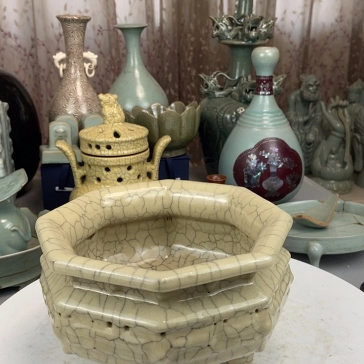 哥窑八边形四足香炉