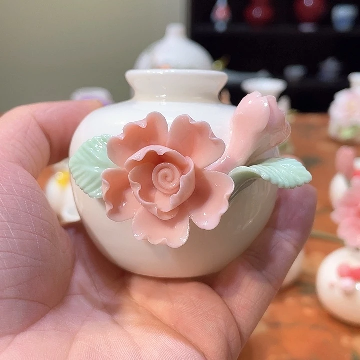 手工陶瓷精致摆件