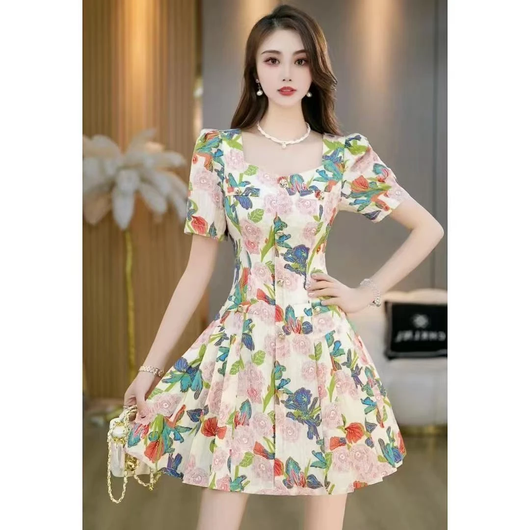 法式新款气质显瘦收腰连衣裙轻奢方领茶歇印花收腰显瘦a字连衣裙