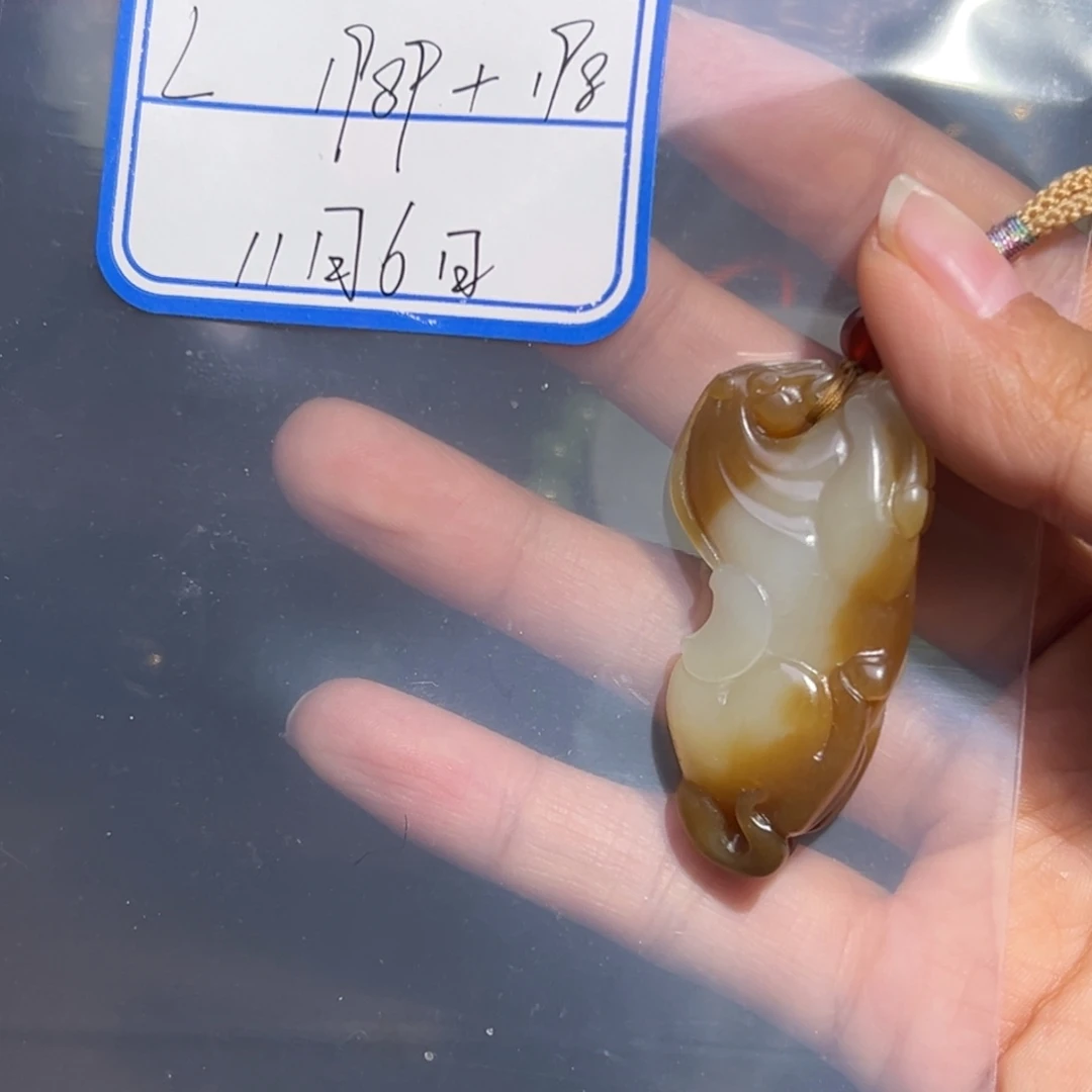 L***u和田玉18K金镶嵌挂件