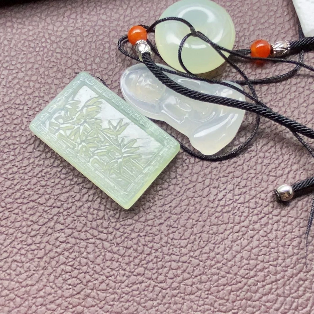 6***路未镶嵌蛇纹石玉颈饰