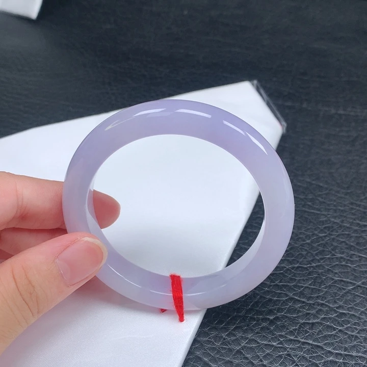 翡翠手镯未镶嵌。