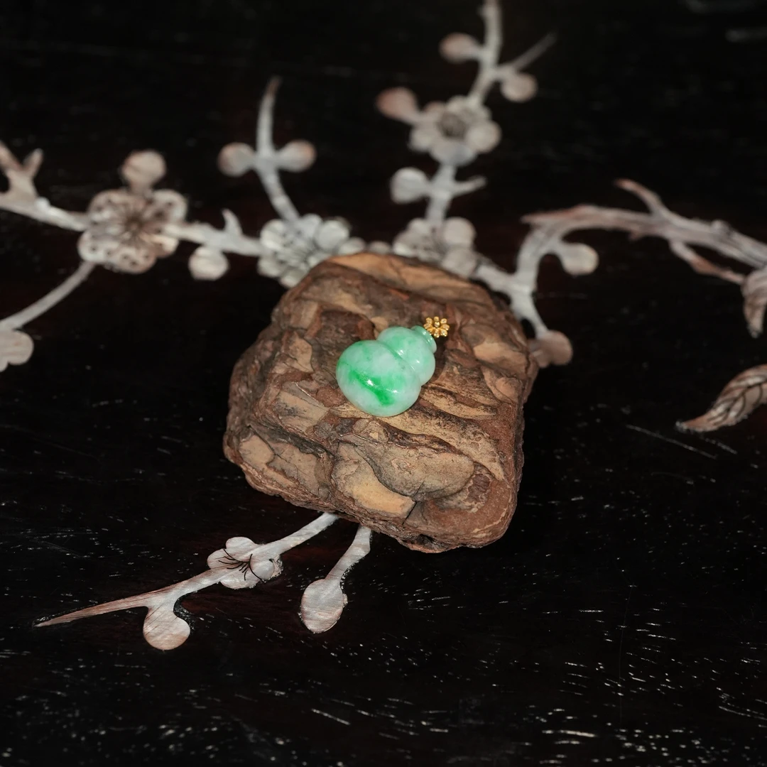 1.16香港王老板-翡翠18k金镶嵌吊坠4y157