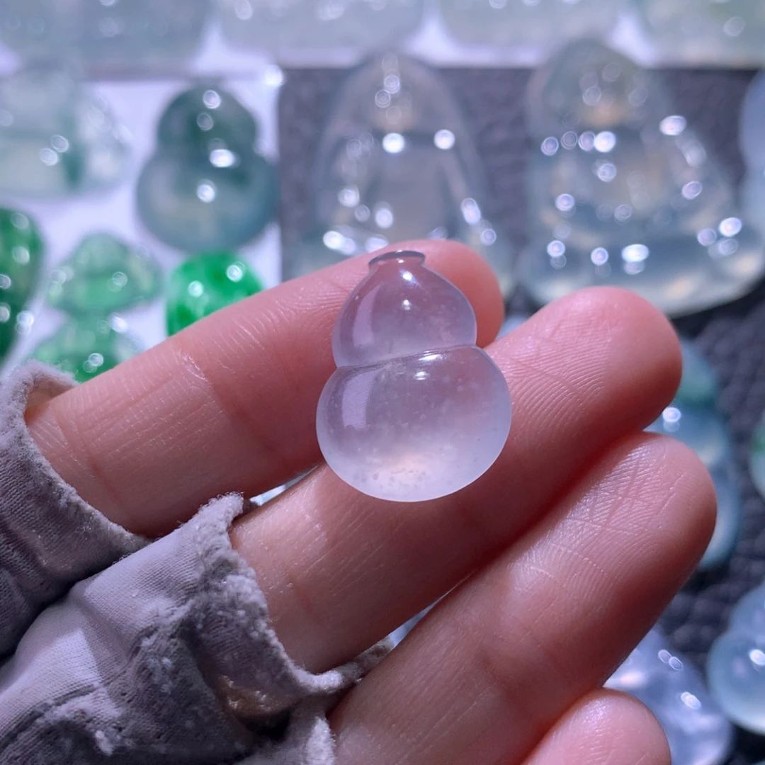 翡翠未镶嵌颈饰葫芦