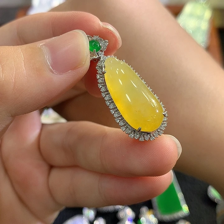 翡翠18K金镶嵌颈饰瓜