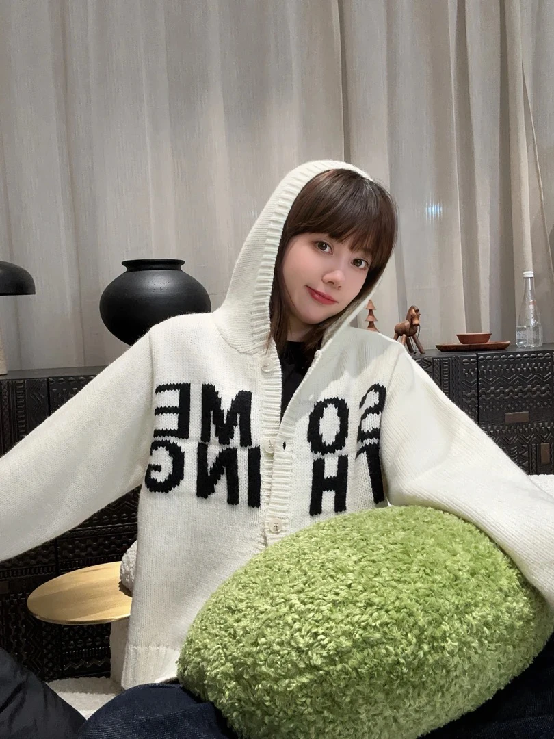 SEVENFUOO-MY【奶系提花字母】毛衣外套