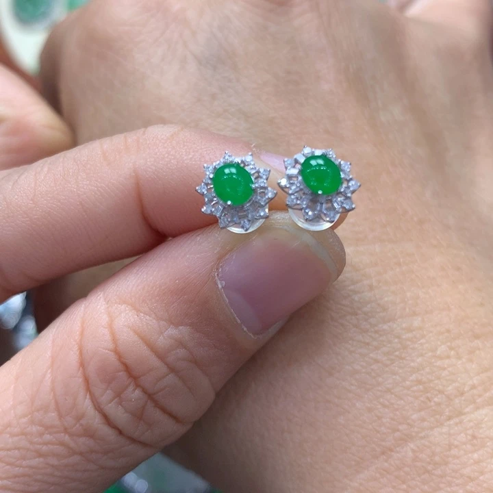 翡翠耳饰18K金镶嵌丫*18k金镶嵌辣绿耳钉，完美