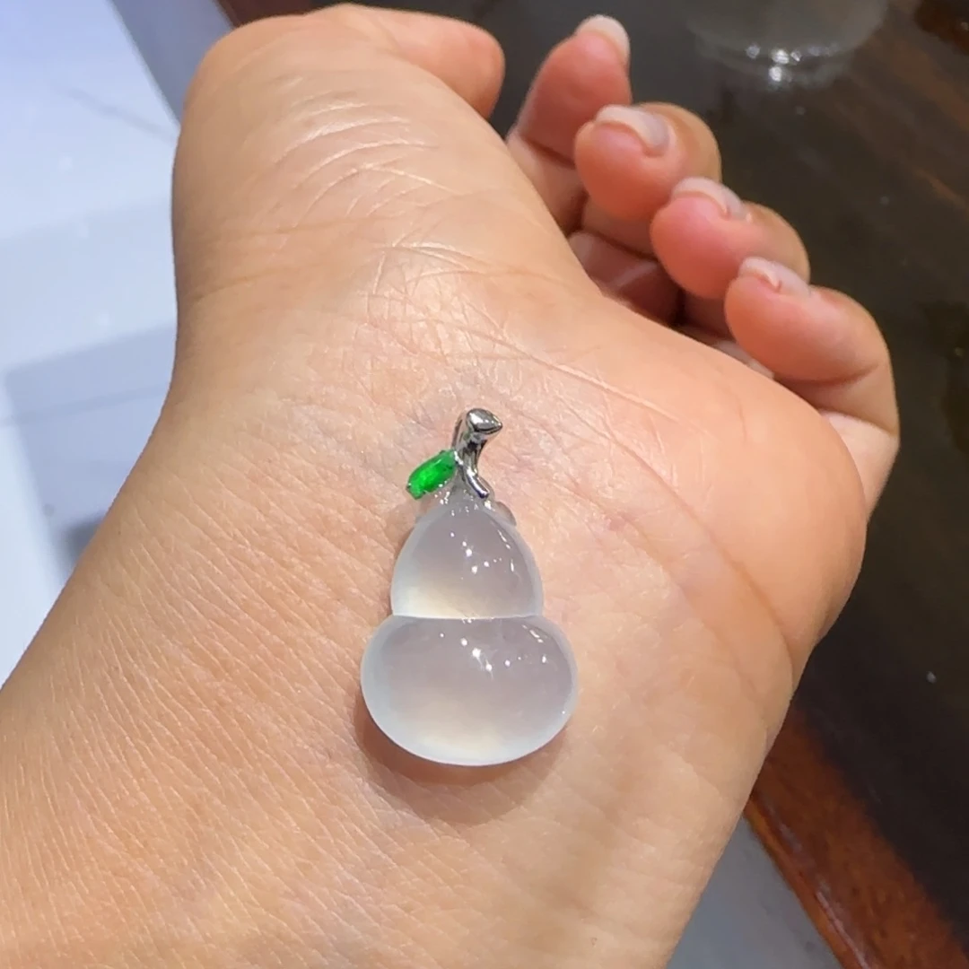 翡翠18K金镶嵌颈饰葫芦