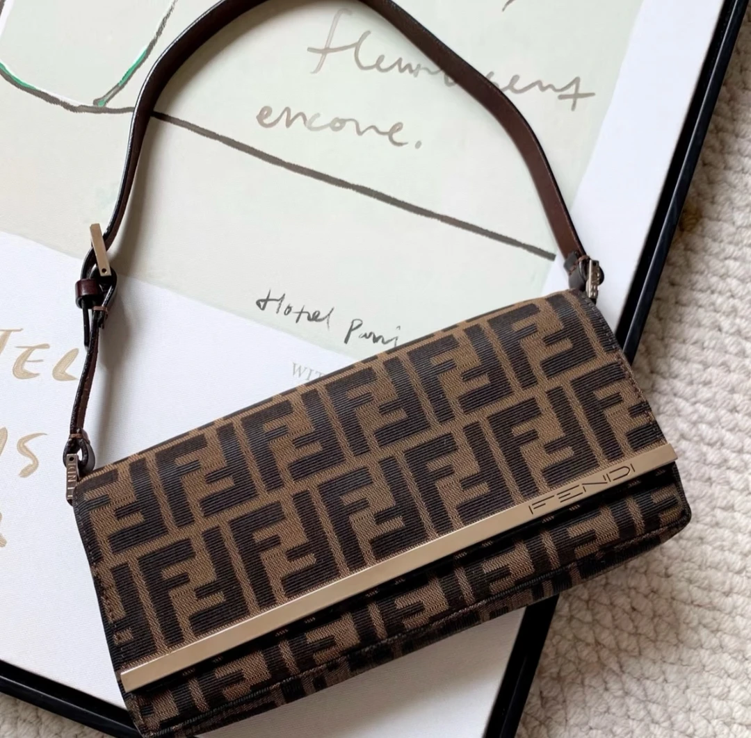 95新 FENDI/芬迪 芬迪老花翻盖腋下包