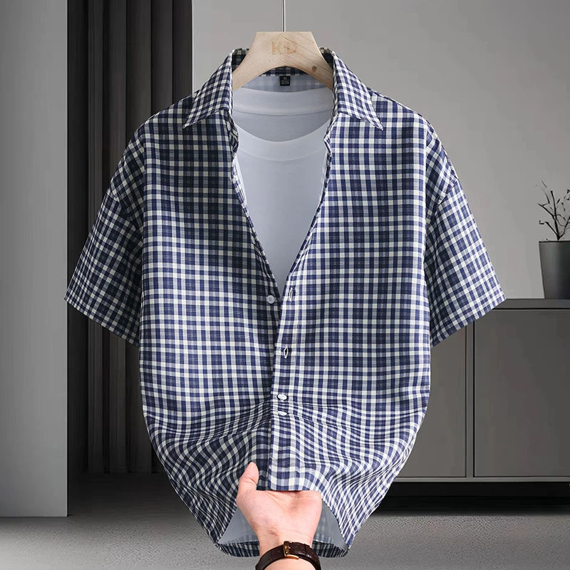 专业衬衫夏季男士清新格子短袖衬衫时尚潮流休闲手拿图