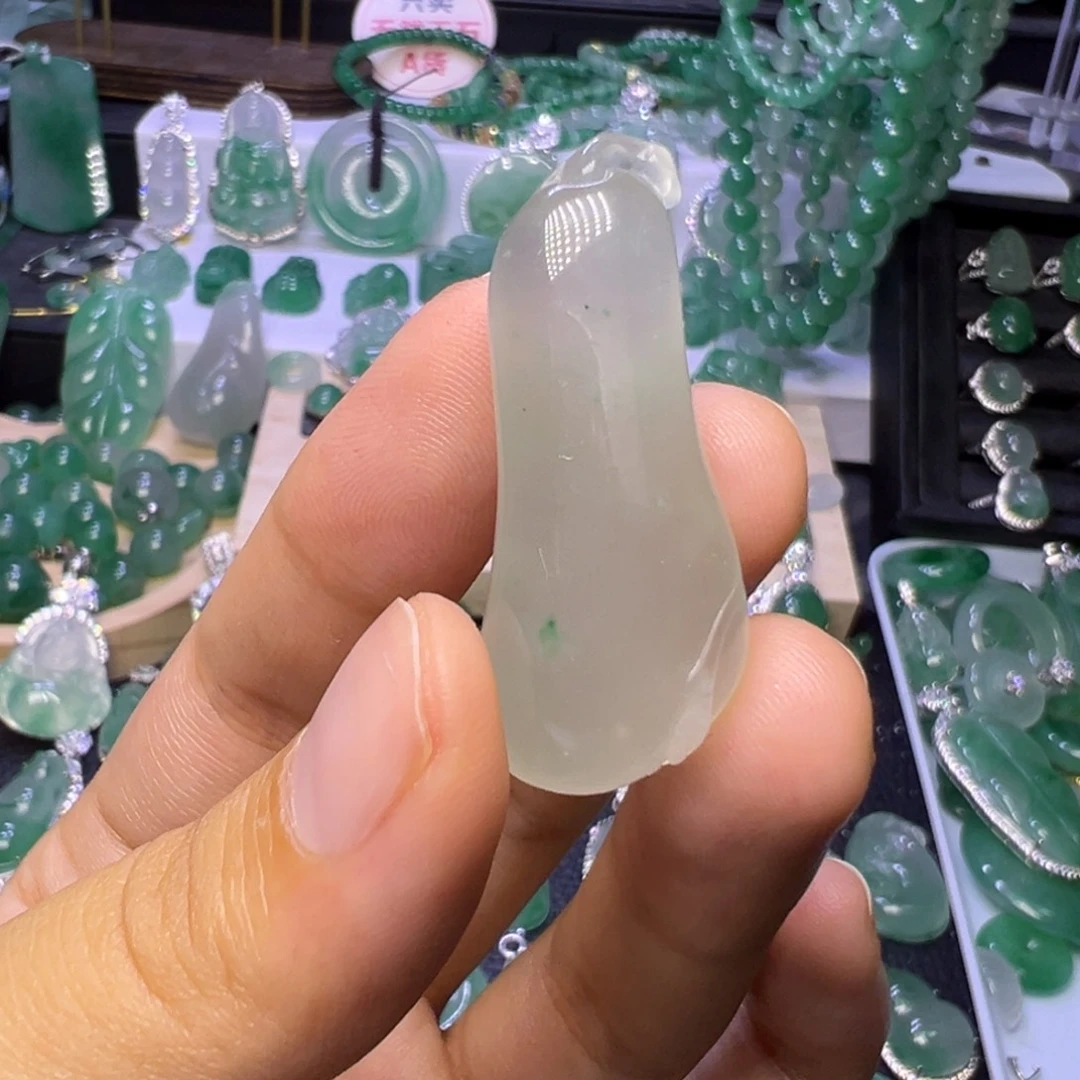 石英质玉（非洲翠）未镶嵌颈饰