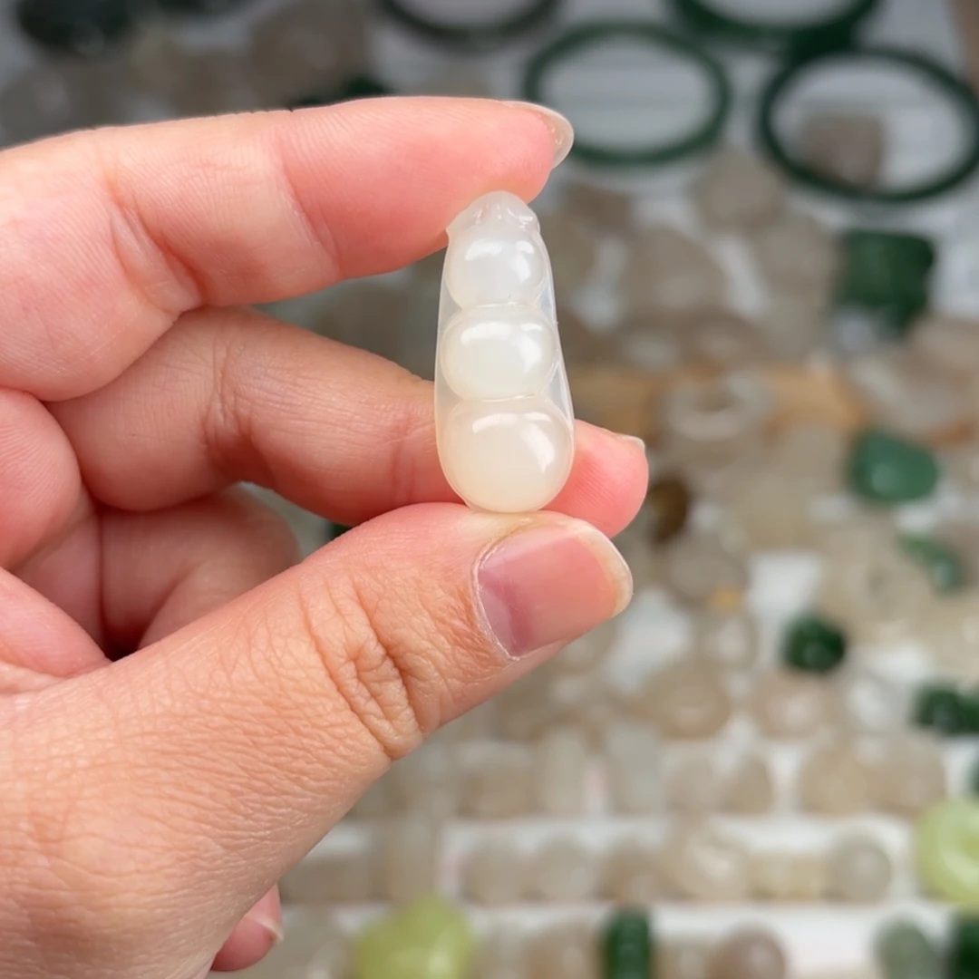 和田玉颈饰未镶嵌木**食